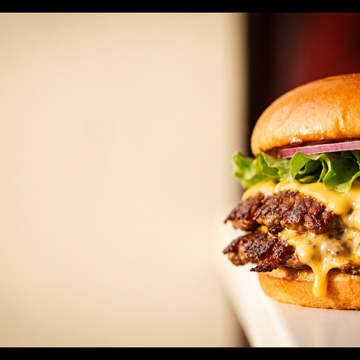 Dubbele smash burger met smeltende cheddar